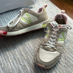 Vionic sneakers size 9